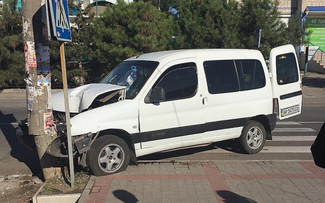 На запорожском курорте автомобиль снес столб (ФОТО) Фото № 3 На запорожском курорте автомобиль снес столб (ФОТО) Фото № 3