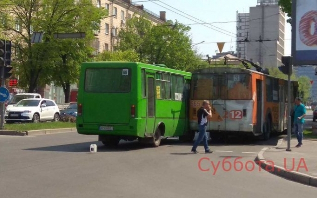 В центре Запорожья ДТП с участием общественного транспорта (ФОТО) Фото № 0 В центре Запорожья ДТП с участием общественного транспорта (ФОТО) Фото № 0