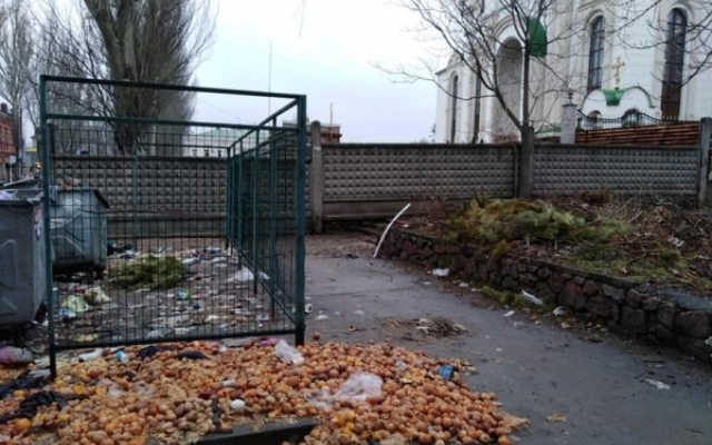 На Почтовой горожане обнаружили большую гниющую и зловонную кучу (ФОТО) Фото № 0 На Почтовой горожане обнаружили большую гниющую и зловонную кучу (ФОТО) Фото № 0