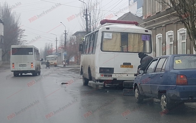 У маршрутки на ходу отвалилось колесо. Видеосюжет Фото № 0 У маршрутки на ходу отвалилось колесо. Видеосюжет Фото № 0