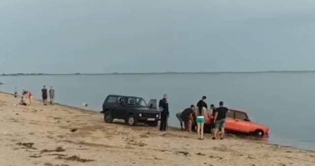 Курьезы: На запорожском курорте автомобиль дрифтуя угодил в море (ВИДЕО) Фото № 0 Курьезы: На запорожском курорте автомобиль дрифтуя угодил в море (ВИДЕО) Фото № 0