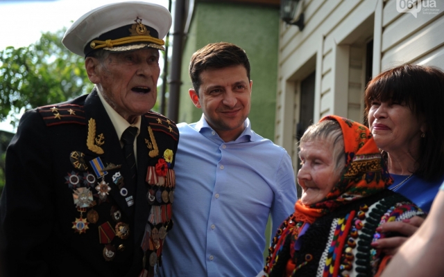 Владимир Зеленский побывал с неофициальным визитом в Запорожье (ФОТО) Фото № 1 Владимир Зеленский побывал с неофициальным визитом в Запорожье (ФОТО) Фото № 1