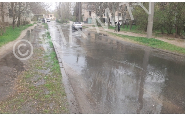 Фотофакт: По городу текут фекальные Фотофакт: По городу текут фекальные