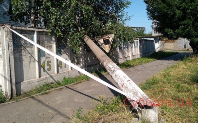 В Запорожье бетонный столб рухнул на тротуар (ФОТО) Фото № 0 В Запорожье бетонный столб рухнул на тротуар (ФОТО) Фото № 0