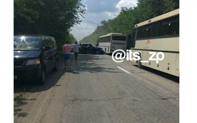 Под Запорожьем автобус с детьми оказался в кювете (ФОТО) Фото № 0 Под Запорожьем автобус с детьми оказался в кювете (ФОТО) Фото № 0