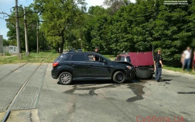 В Запорожье автоледи два раза за неделю попала в ДТП (ФОТО) Фото № 0 В Запорожье автоледи два раза за неделю попала в ДТП (ФОТО) Фото № 0