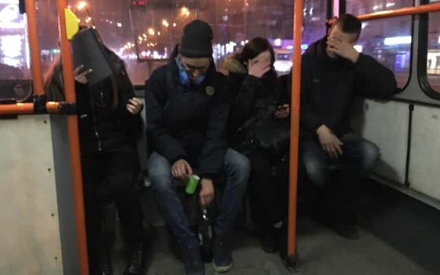 Молодые люди распивали алкоголь в троллейбусе Фото № 0 Молодые люди распивали алкоголь в троллейбусе Фото № 0