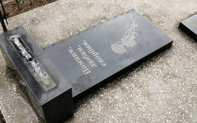 В Запорожской области неизвестные разрушали могилы на кладбище (ФОТО) Фото № 0 В Запорожской области неизвестные разрушали могилы на кладбище (ФОТО) Фото № 0