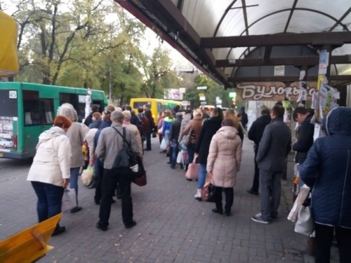 В Запорожье коллапс: Горожане не могли уехать домой с проспекта (ФОТО) Фото № 1 В Запорожье коллапс: Горожане не могли уехать домой с проспекта (ФОТО) Фото № 1