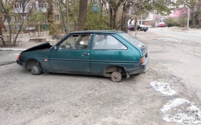 Неизвестные разобрали автомобиль под окнами многоэтажки Фото № 0 Неизвестные разобрали автомобиль под окнами многоэтажки Фото № 0