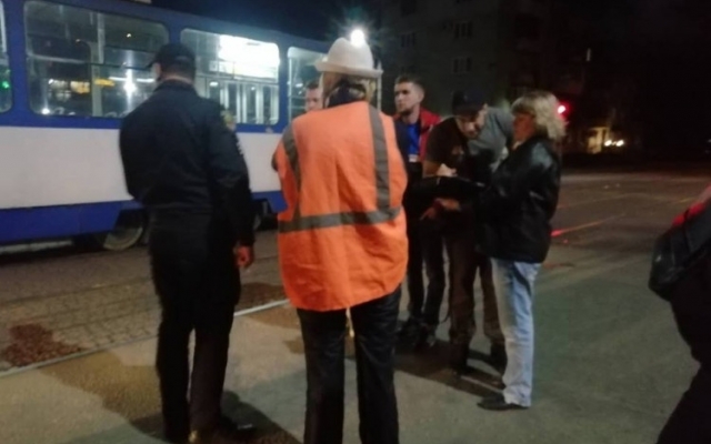 На перекрестке в Запорожье легковой автомобиль влетел в трамвай (ФОТО) Фото № 0 На перекрестке в Запорожье легковой автомобиль влетел в трамвай (ФОТО) Фото № 0