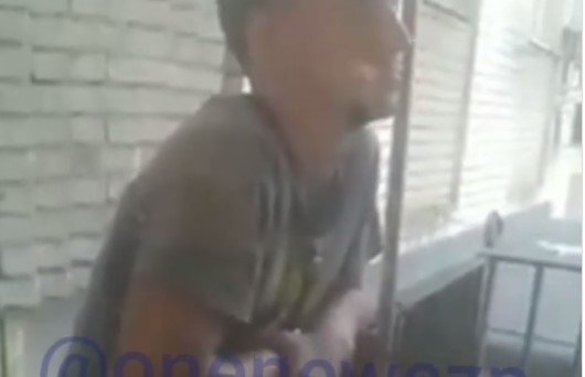 В Запорожье по балконам лез неадекватный мужчина (ВИДЕО) Фото № 0 В Запорожье по балконам лез неадекватный мужчина (ВИДЕО) Фото № 0