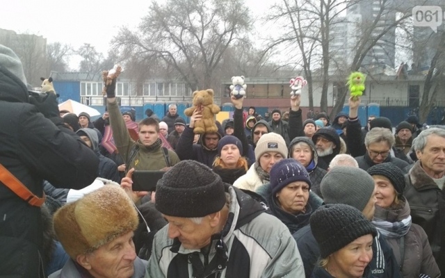 Запорожцы устроили флешмоб на месте, где УПЦ (МП) проводит обряд Крещения Фото № 1 Запорожцы устроили флешмоб на месте, где УПЦ (МП) проводит обряд Крещения Фото № 1