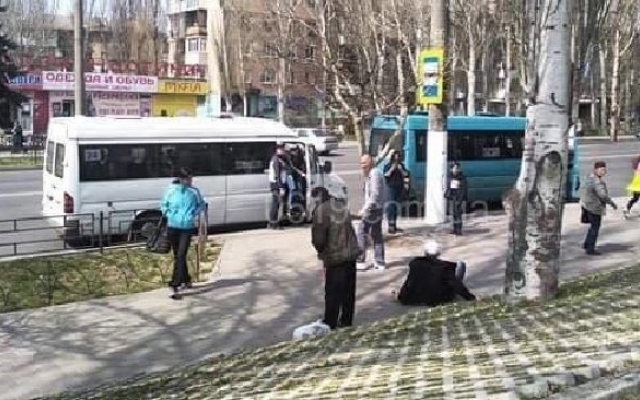 В запорожской области водитель повалил на землю пассажира, не заплатившего за проезд (ФОТО) Фото № 2 В запорожской области водитель повалил на землю пассажира, не заплатившего за проезд (ФОТО) Фото № 2