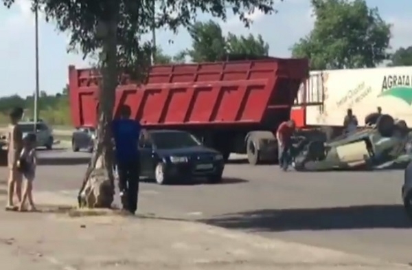 ДТП в Запорожье: Легковушка опрокинулась на крышу (ФОТО) Фото № 0 ДТП в Запорожье: Легковушка опрокинулась на крышу (ФОТО) Фото № 0