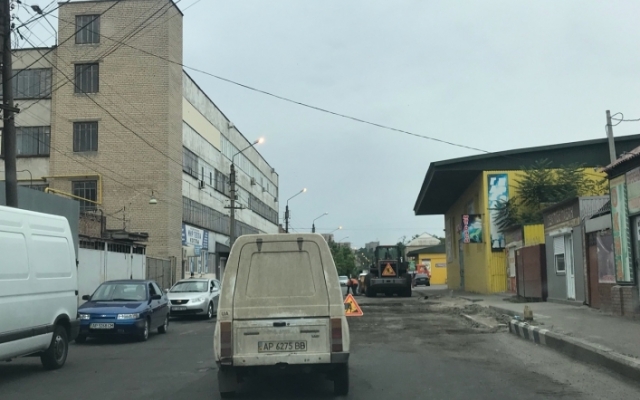 Выборочный ремонт: Коммунальщики делают дорогу возле завода нардепа Фото № 1 Выборочный ремонт: Коммунальщики делают дорогу возле завода нардепа Фото № 1