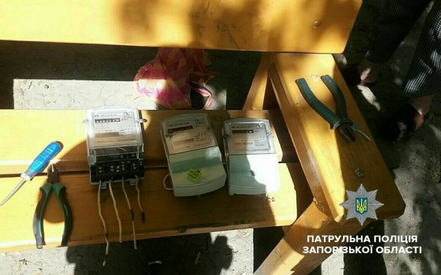 Мужчина нес по улице срезанные поблизости счетчики (ФОТО) Фото № 0 Мужчина нес по улице срезанные поблизости счетчики (ФОТО) Фото № 0