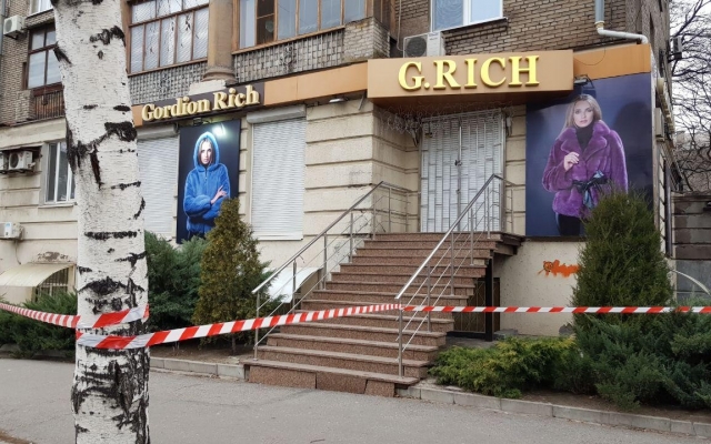 В Запорожье на двери салона шуб прикрепили гранату (ФОТО) Фото № 1 В Запорожье на двери салона шуб прикрепили гранату (ФОТО) Фото № 1
