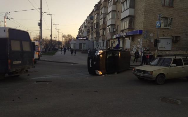 ДТП возле автовокзала: Легковушка опрокинулась (ФОТО) Фото № 2 ДТП возле автовокзала: Легковушка опрокинулась (ФОТО) Фото № 2