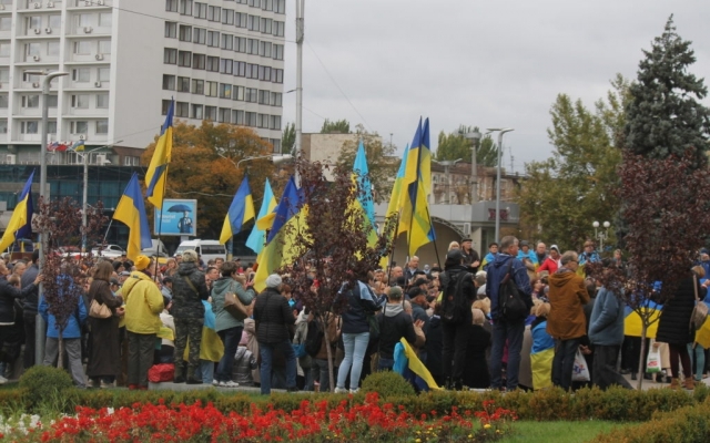 Массовая акция против «формулы Штайнмайера»: полтысячи запорожцев вышли на Майдан (ФОТО) Фото № 3 Массовая акция против «формулы Штайнмайера»: полтысячи запорожцев вышли на Майдан (ФОТО) Фото № 3
