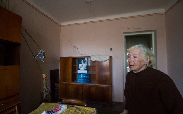 Фоторепортаж: Как приходится выживать одинокой старушке в разрушающемся доме Фото № 8 Фоторепортаж: Как приходится выживать одинокой старушке в разрушающемся доме Фото № 8