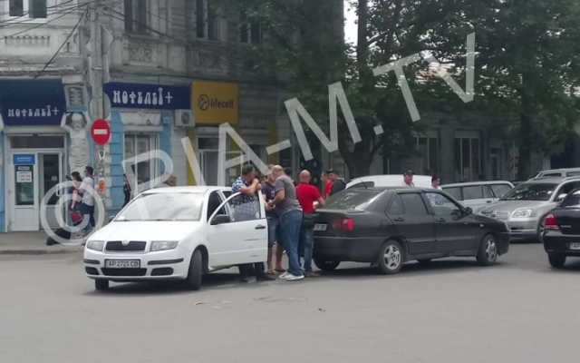 На перекрестке столкнулись иномарки (ФОТО) Фото № 0 На перекрестке столкнулись иномарки (ФОТО) Фото № 0