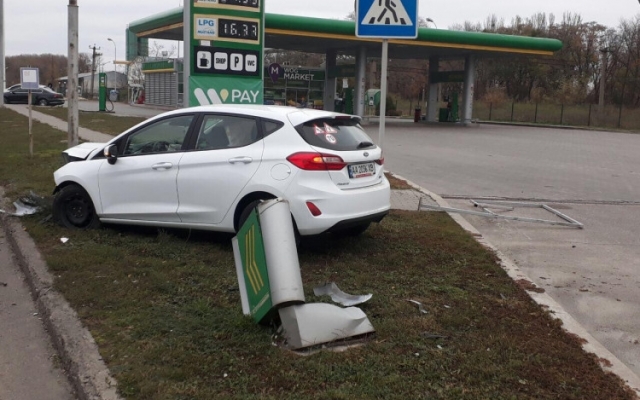 Юная автоледи в Запорожье разбила автомобиль (ФОТО) Фото № 0 Юная автоледи в Запорожье разбила автомобиль (ФОТО) Фото № 0