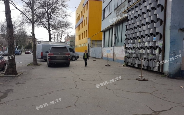 Автохам на джипе с херсонскими номерами перегородил тротуар (ФОТО) Фото № 1 Автохам на джипе с херсонскими номерами перегородил тротуар (ФОТО) Фото № 1