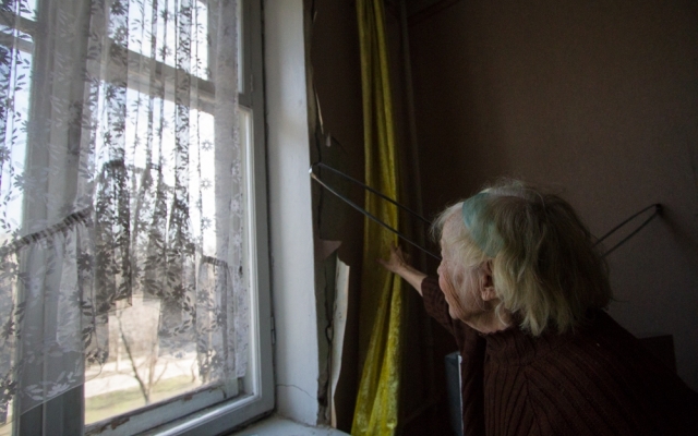 Фоторепортаж: Как приходится выживать одинокой старушке в разрушающемся доме Фото № 17 Фоторепортаж: Как приходится выживать одинокой старушке в разрушающемся доме Фото № 17