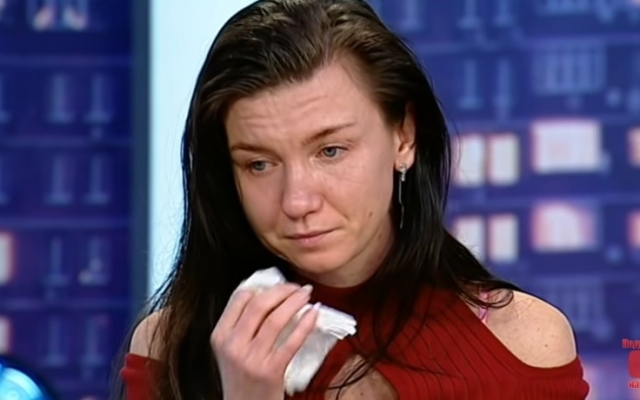 Запорожанка, которая из-за брата ночевала с детьми в подъезде, хочет силой выселить его из своей комнаты (ВИДЕО) Фото № 0 Запорожанка, которая из-за брата ночевала с детьми в подъезде, хочет силой выселить его из своей комнаты (ВИДЕО) Фото № 0