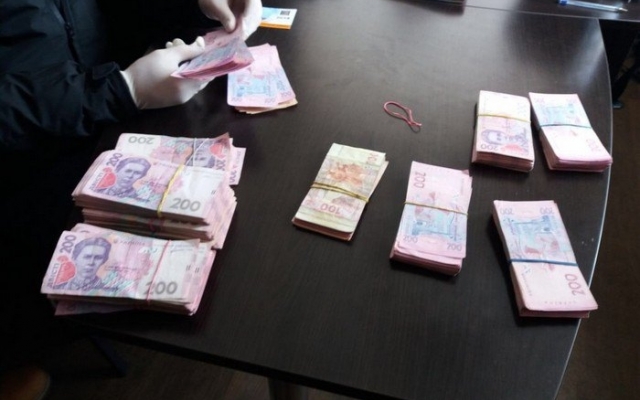 Запорожский налоговик пойман на взятке в четверть миллиона Фото № 1 Запорожский налоговик пойман на взятке в четверть миллиона Фото № 1