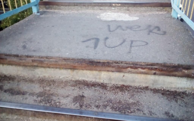 В Бердянске вандалы разбирают мост на ж/д вокзале (ФОТО) Фото № 2 В Бердянске вандалы разбирают мост на ж/д вокзале (ФОТО) Фото № 2