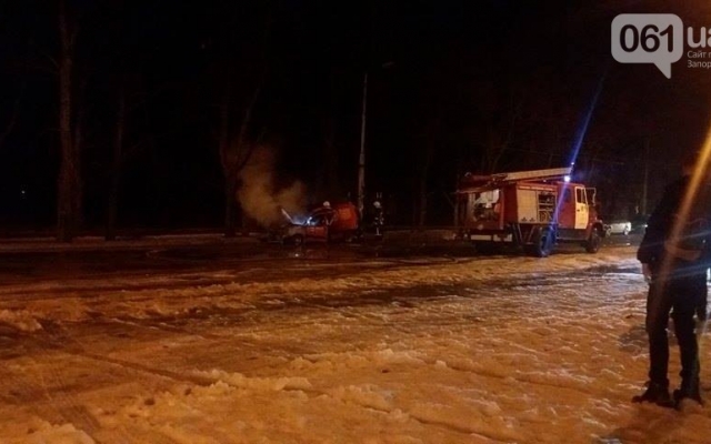 Смотрите: в Запорожье горела иномарка Фото № 4 Смотрите: в Запорожье горела иномарка Фото № 4