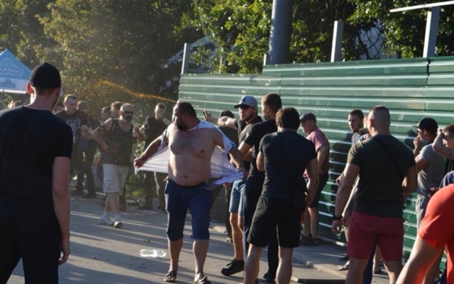 В Запорожье взбесившаяся толпа разбила забор лотком с мороженым (ФОТО-ВИДЕО) Фото № 0 В Запорожье взбесившаяся толпа разбила забор лотком с мороженым (ФОТО-ВИДЕО) Фото № 0