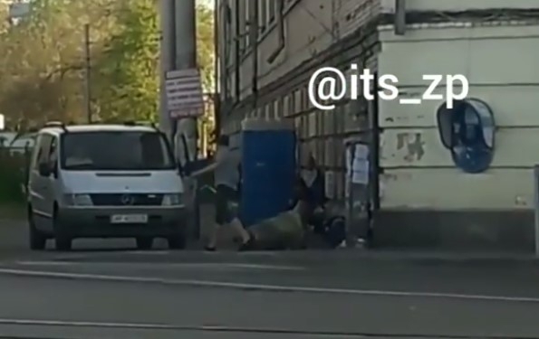 В Запорожье около супермаркета у всех на глазах избивали мужчину (ВИДЕО) Фото № 0 В Запорожье около супермаркета у всех на глазах избивали мужчину (ВИДЕО) Фото № 0