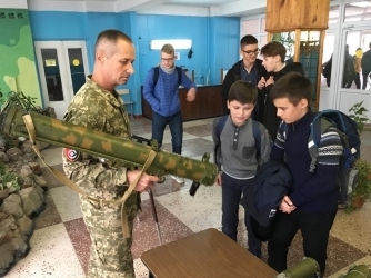 Военные принесли оружие в мелитопольскую школу (ФОТО) Фото № 0 Военные принесли оружие в мелитопольскую школу (ФОТО) Фото № 0