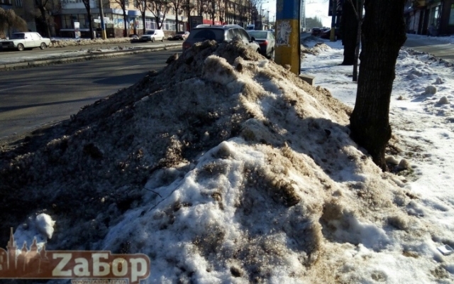 Коммунальные службы взяли автомобили запорожан в снежный Коммунальные службы взяли автомобили запорожан в снежный
