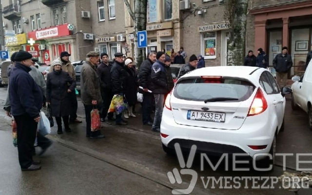 В Запорожье разъярённые пассажиры трамвая пытались избить водителя иномарки (ФОТО) Фото № 1 В Запорожье разъярённые пассажиры трамвая пытались избить водителя иномарки (ФОТО) Фото № 1