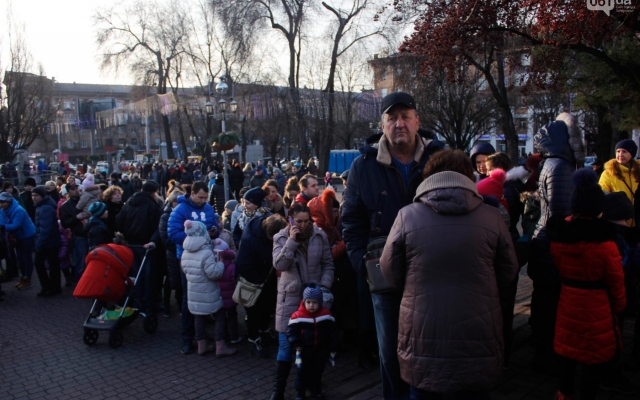 Сегодня в центре города запорожцы простояли в очереди (ФОТО, ВИДЕО) Фото № 3 Сегодня в центре города запорожцы простояли в очереди (ФОТО, ВИДЕО) Фото № 3