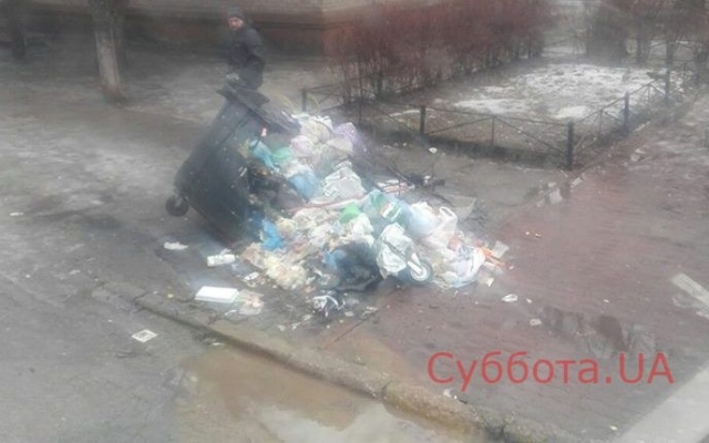 В Запорожье вандалы поджигают мусорные баки Фото № 0 В Запорожье вандалы поджигают мусорные баки Фото № 0