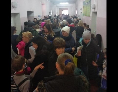 Не пройти: Запорожскую больницу заполонили посетители (ФОТО) Фото № 1 Не пройти: Запорожскую больницу заполонили посетители (ФОТО) Фото № 1