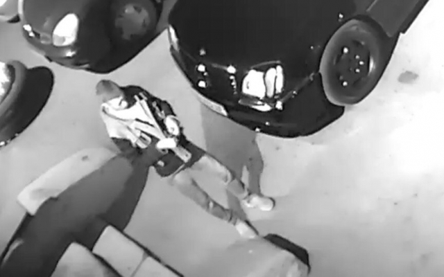 Житель Запорожья просит помочь опознать автомобильного вора (ВИДЕО) Фото № 1 Житель Запорожья просит помочь опознать автомобильного вора (ВИДЕО) Фото № 1