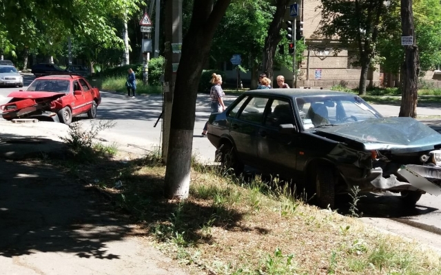 В Шевченковском районе Запорожья произошло ДТП (ФОТО) Фото № 3 В Шевченковском районе Запорожья произошло ДТП (ФОТО) Фото № 3