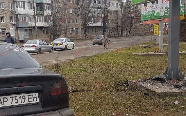 В Запорожской области автомобиль протаранил билборд (ФОТО) Фото № 2 В Запорожской области автомобиль протаранил билборд (ФОТО) Фото № 2