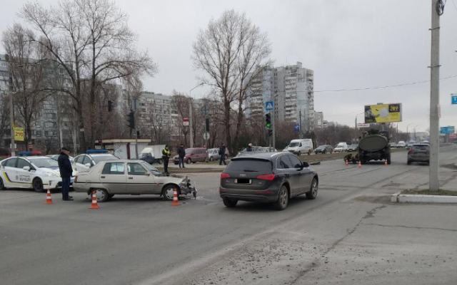 На Набережной бензовоз протаранил легковое авто (ФОТО) Фото № 0 На Набережной бензовоз протаранил легковое авто (ФОТО) Фото № 0