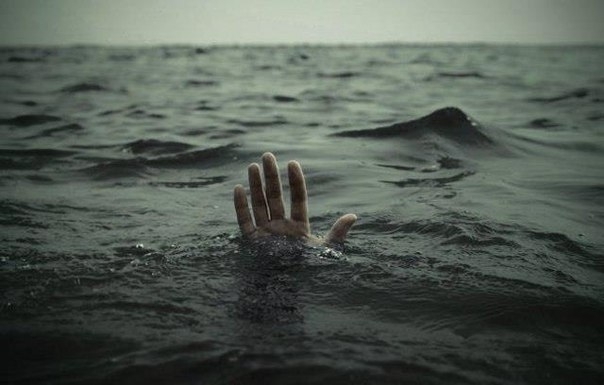 Из воды на побережье Азовского моря достали тело парня, которого выбросило волной на камни Фото № 0 Из воды на побережье Азовского моря достали тело парня, которого выбросило волной на камни Фото № 0
