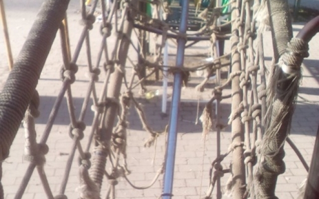 В сети показали снимки раскуроченной площадки в парке В сети показали снимки раскуроченной площадки в парке