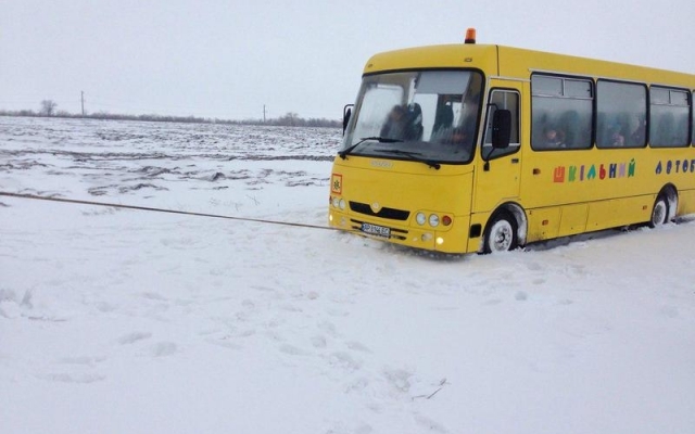 В снежную ловушку попал автобус, который перевозил детей Фото № 1 В снежную ловушку попал автобус, который перевозил детей Фото № 1