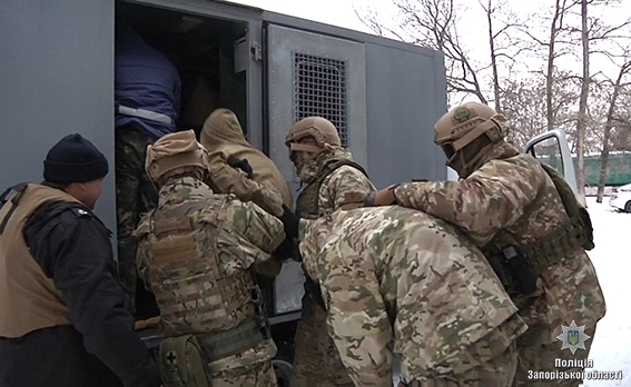 Правоохранители вызволили из ювелирного магазина заложников (ФОТО) Фото № 7 Правоохранители вызволили из ювелирного магазина заложников (ФОТО) Фото № 7