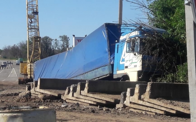 На запорожской трассе фура влетела в ограждение у аварийного моста (ФОТО) Фото № 0 На запорожской трассе фура влетела в ограждение у аварийного моста (ФОТО) Фото № 0